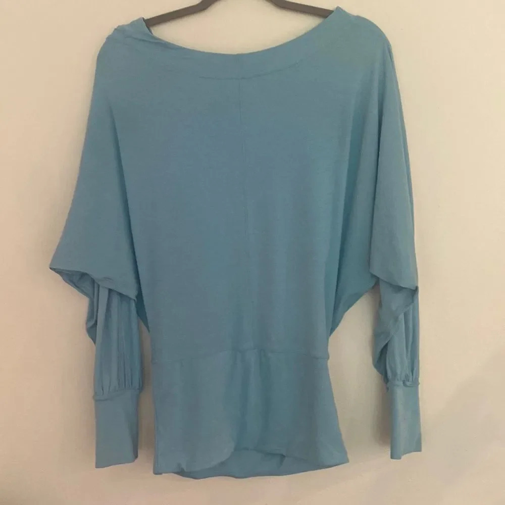 Free People Movement sz S long sleeve light blue boatneck athletic shirt EUC